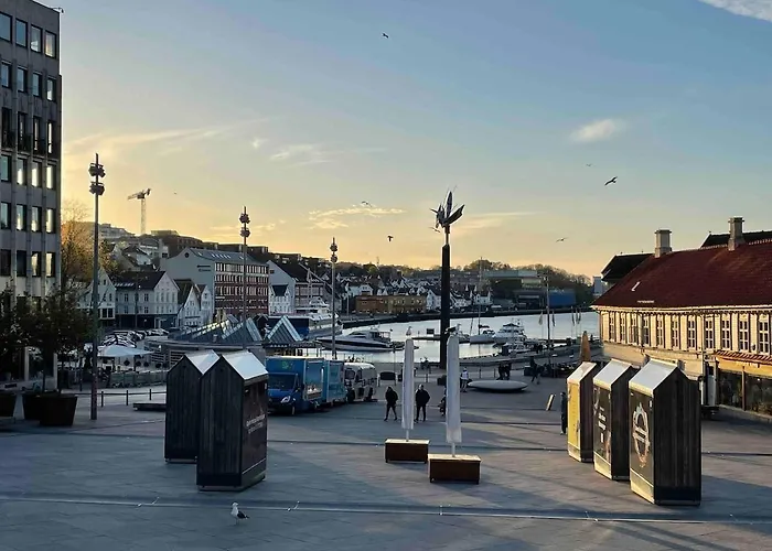 Apartment 2 Bedroom Sleeps 4 *