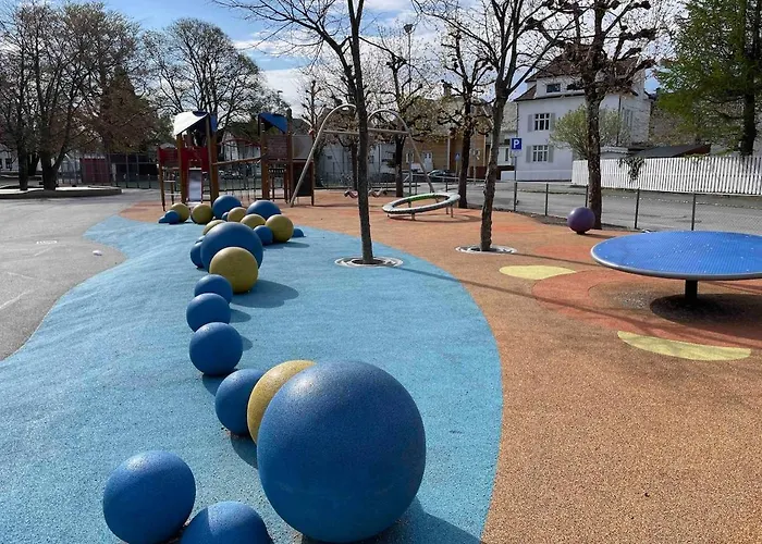 Apartment 2 Bedroom Sleeps 4 *