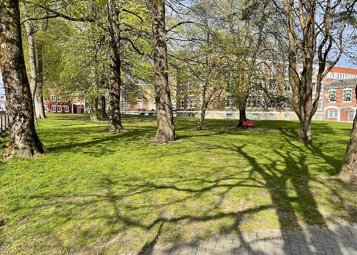 2 Bedroom Sleeps 4 Apartment