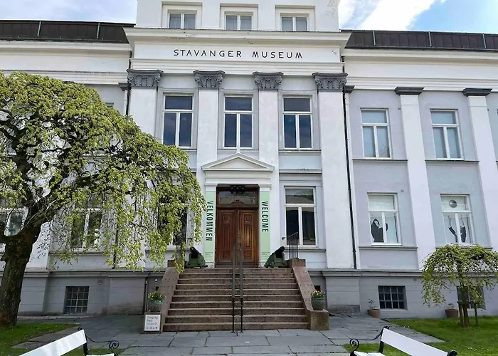 Apartment 2 Bedroom Sleeps 4 *